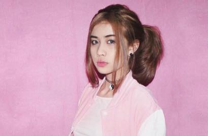 Heboh Awkarin Cium Bau Darah Haid Tembus, Pacar Dibully Sebar Foto 'Bugil' di Bathup