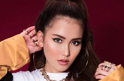 Rekam Ibadah Salat, Ayu Ting Ting Dicibir Gara-Gara Mukena 'Punuk Unta'