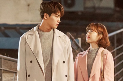 Syuting 'Strong Woman' Berlatar Pohon Sakura, Hyungsik-Park Bo Young Saling Tatap Mesra