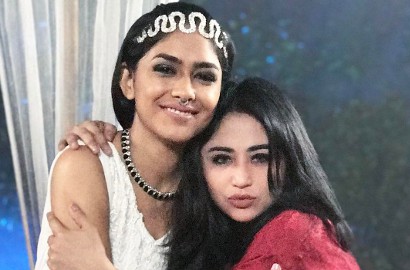 Waduh, Dewi Persik-Mrunal Thakur Asyik Makan Tikus di Sela Syuting 'Nadin'