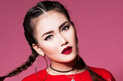 Seksi Serba Merah di Pemotretan, Sarung Tangan 'Cuci Piring' Ayu Ting Ting Jadi Bahasan