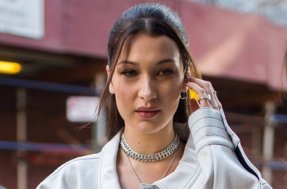 Kenakan Bikini, Bella Hadid Umbar Pose Seksi Menantang