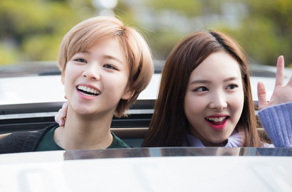 Pede Pamerkan Banner Foto Predebut, Nayeon dan Jeongyeon Banjir Pujian