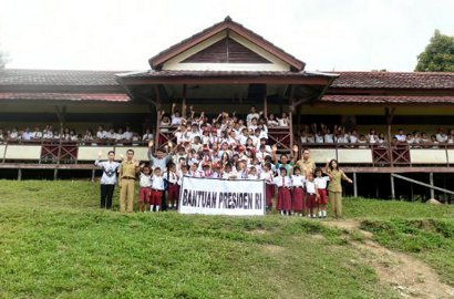 Bahagianya Siswa SD di Bengkayang Terima Paket Bantuan Dari Jokowi