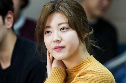 Siap Bintangi Drama Romcom, Nam Ji Hyun Kocak Tendang Seseorang di 'Suspicious Partner'