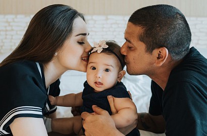 Bikin Takjub Fans, Yasmine Wildblood Cantik Soleha Pakai Mukena Bareng Putrinya