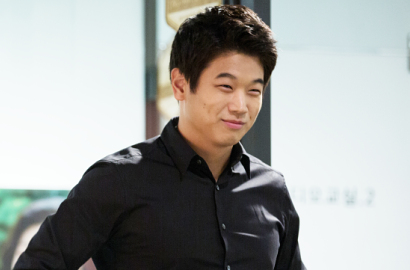 Cerianya Ki Hong Lee 'Maze Runner' Asyik Bercanda di Lokasi Syuting 'The Mayor'
