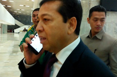 Hindari Wartawan, Foto Setya Novanto Telepon Jadi Viral