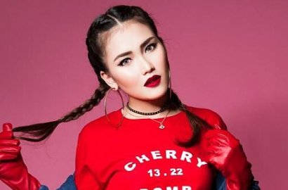 Pose 'Nakal', Tanda Merah 'Bekas Ciuman' Lagi-Lagi Terlihat di Leher Ayu Ting Ting