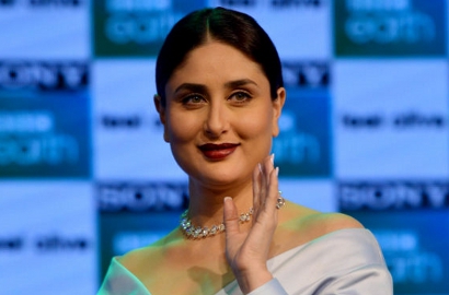 Pakai Gaun Berkilau, Kareena Kapoor Melenggang Cantik di Fashion Show Dubai