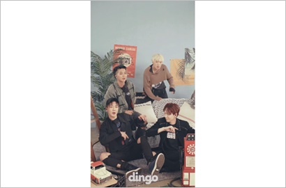 Cium Member Lain di Live 'Really Really', Seung Yoon-Mino Winner Bikin Histeris