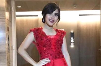 Pakai Gaun Merah Nan Seksi, Belahan Dada Ayu Ting Ting Disindir Palsu