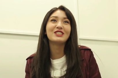 Pakai Dua Kacamata, Jeon Somi Melamun Cantik di 'Idol Drama Operation'