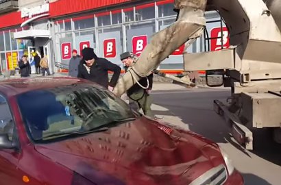 Video Viral, Suami Ini Tega Isi Mobil Istri dengan Cairan Adukan Semen
