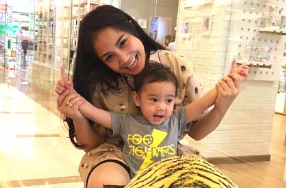 Nagita Peluk Rafathar Tanda Cinta Tulus, Netter Sindir Gaya 'Mesum' Ayu Ting Ting Cium Bilqis
