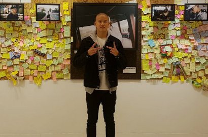 Selamat, Peniel BTOB Sukses Gelar Pameran Foto Pertama