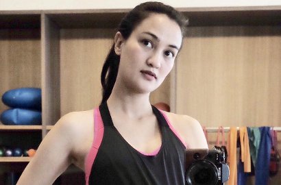 Seksi Cuma Pakai Lingerie, Pemotretan Kehamilan Atiqah Hasiholan Banjir Pujian