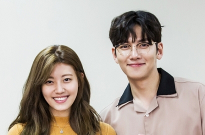 Pemotretan 'Suspicious Partner', Ji Chang Wook Ceria Peluk Nam Ji Hyun