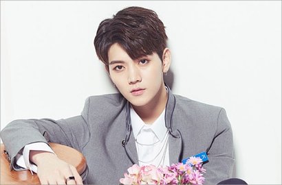 Pakai Pita Kuning di Perkenalan 'Produce 101', Ren NU'EST Hadiri Peringatan Kapal Sewol