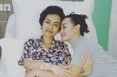 Datang Menjenguk, Zaskia Gotik Lantunkan Ayat Suci Alquran di Telinga Julia Perez