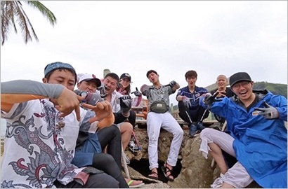 Tim Kedua 'LOTJ' Sumatra Girang Nongkrong Bareng Bocah Pribumi, Siapa Saja?