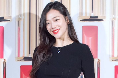 Sulli Anggun dan Seksi Pakai Gaun Hitam Transparan