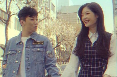 Cantik Banget, Chae Yeon Bikin DinDin Jatuh Cinta di MV 'Super Super Lonely'
