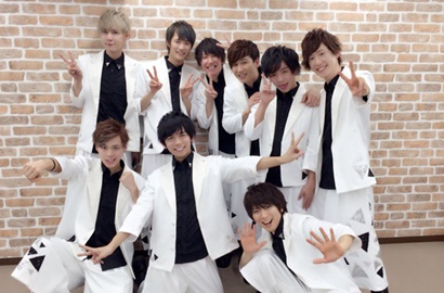 Bikin Heboh, Boyband MeseMoa. Curi Perhatian dengan Saling Cium di 'Shadow Kiss'