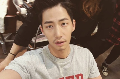 Unggah Foto Ganteng, Song Jae Rim Bangga Pamer Jadi Pembalap