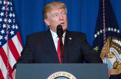 Trump Lupa Hormat Saat Nyanyikan Lagu Kebangsaan, Senggolan Melania Jadi Viral