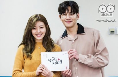 Rapi Pakai Jas, Ji Chang Wook-Nam Ji Hyun Kocak di 'Suspicious Partner'