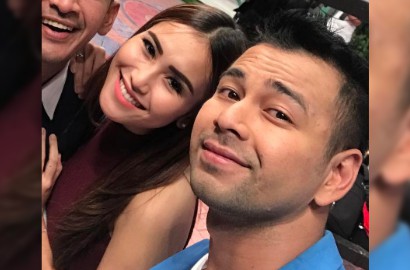 Isu Absen di Pernikahan Adik Nagita, Raffi Malah Asyik Senggol Dada Ayu Ting Ting