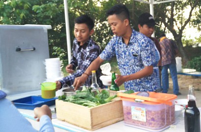 TPS Ahok Bagikan Bakmi Gratis, Ini Komentar Warga