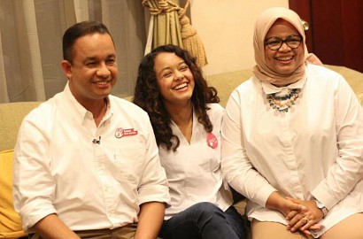 Sosok Cantik Ini Curi Perhatian Warga di TPS Anies Baswedan, Siapa?