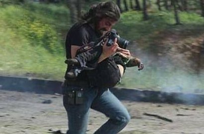 'Tinggalkan' Kamera Demi Menolong Bocah Terluka di Suriah, Fotografer Ini Tuai Pujian