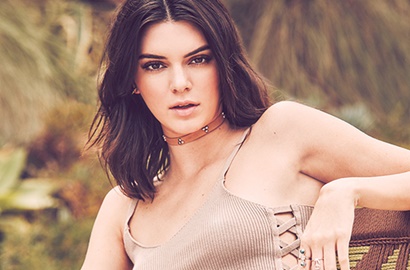 Dandan Cantik Bak Audrey Hepburn, Ketiak Mulus Kendall Jenner Bikin Netter Salah Fokus