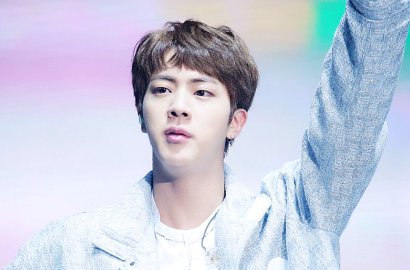 Dandan Santai Pakai Kaus, Serunya Jin BTS Main-Main di Everland