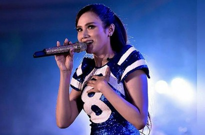 Padukan Gaun Cantik dan Sandal Jepit, Gaya Mulan Jameela ke TPS Jadi Sorotan