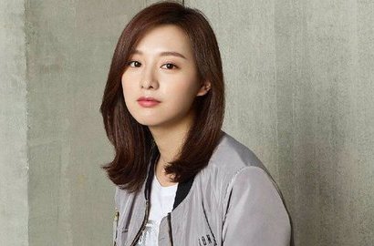 Syuting 'Fight For My Way' di Busan, Kim Ji Won Ceria Telepon Seseorang