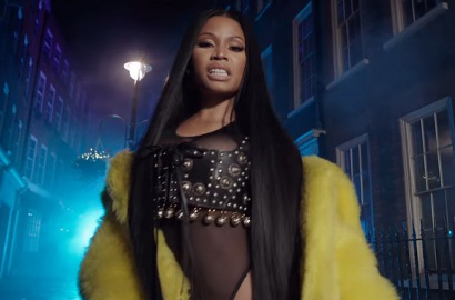 Seksi Pakai Topeng Karya Desainer Indonesia, MV Nicki Minaj Malah Tuai Kritikan Pedas