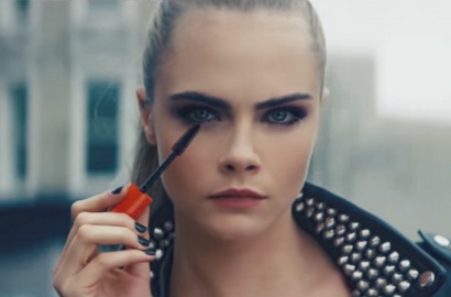 Dinilai Terlalu Lebay dan Menipu, Iklan Kosmetik Cara Delevigne Ditarik dari Peredaran