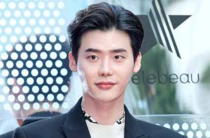 'Mesra' Banget, Awas Cemburu Lihat Lee Jong Suk Pose Bareng Fangirl