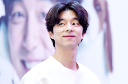 Tak Pakai Sandal, Gong Yoo Tetap Keren Meski 'Nyeker' Saat di Lombok