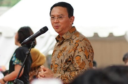 Warga Penuhi Balai Kota DKI, Ahok 'Disambut' Bunga dan Isak Tangis