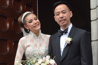 Nikahi Brondong di Katedral, Olga Lydia Kenakan Gaun dengan Ekor Hingga 5 Meter