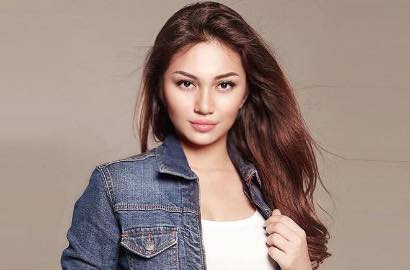 Pose Jelek, Ariel Tatum Dicibir Miliki Hidung Penuh Kotoran Upil