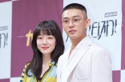 Beri Tatapan Berbeda, Yoo Ah In Jatuh Cinta ke Lim Soo Jung di 'Chicago Typewriter'?
