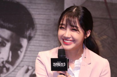 Eun Ji A Pink Tampil Cantik dengan Jas Merah Muda di Preskon 'Crime Scene'
