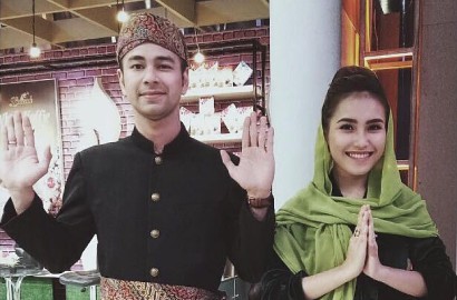 Diejek Haters, Ayu Ting Ting Makin Agresif Busungkan Dada dan Seolah Ingin Cium Raffi