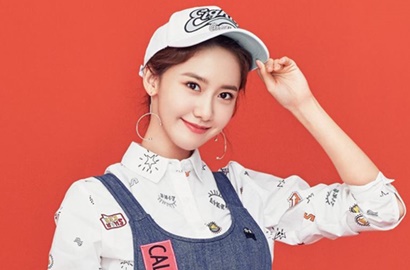 Pakai Rok Super Mini, Seksinya Yoona Umbar Paha Mulus di Bandara